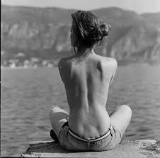 Je ne sais pas vous, mais moi j'ai toujours cet intense sentiment de liberté quand je suis assise torse nu face à la mer...
